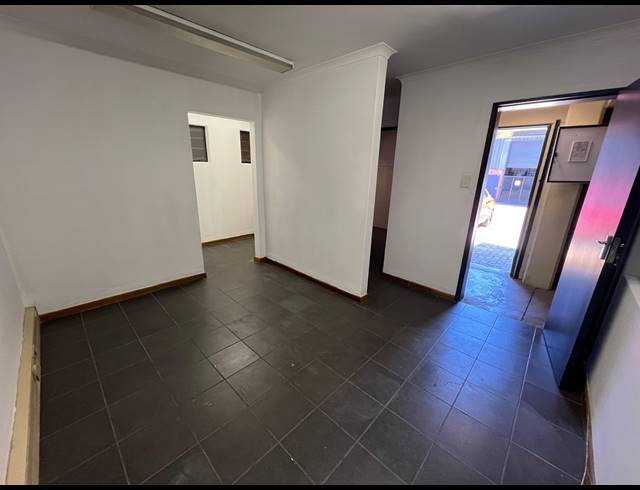 302M² WAREHOUSE TO LET IN LASER PARK